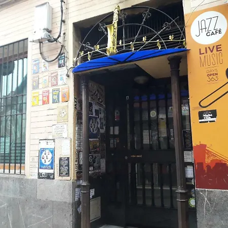 Resting In A Typical District Near Everything Apartamento